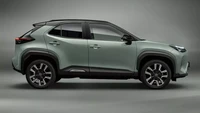 Bicara eksterior, Toyota Yaris Cross 2024 hadir dengan warna urban khaki yang eksklusif pada varian Premiere Edition. Desain velg 18 incinya pun dibuat baru dengan bentuk palang 10. Selain itu, pengaturan sasis mobil ini juga lebih sporty berkat sentuhan divisi Gazoo Racing. Foto: Dok. Toyota