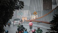 Jalan raya yang ramai oleh pengendara.