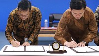 Direktur Utama Kapal Api Group Robin Setyono (kanan) bersama Dekan Fakultas Ekonomika dan Bisnis Universitas Gadjah Mada, Prof. Dr. Didi Achjari melakukan penandatanganan nota kesepahaman untuk pendidikan, penelitian, pengabdian kepada masyarakat dan pengembangan inovasi, di kampus UGM, Yogyakarta, Jumat (24/11/2023). 