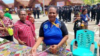 Ini adalah Mama Beti. Dia telah membuat dan berjualan pernak-pernik khas Papua semenjak dia gadis, sudah 20 tahun lebih. 