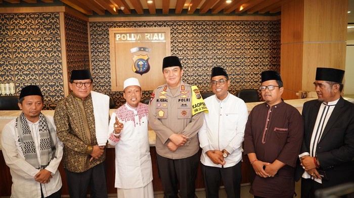 Ustaz Dasad Latif bersama Kapolda Riau Irjen Iqbal (Foto: Dok. Polda Riau)