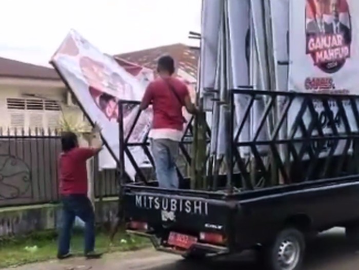 Viral di media sosial pemasangan baliho bergambar paslon nomor urut 3 Ganjar Pranowo dan Mahfud Md menggunakan mobil berpelat merah.