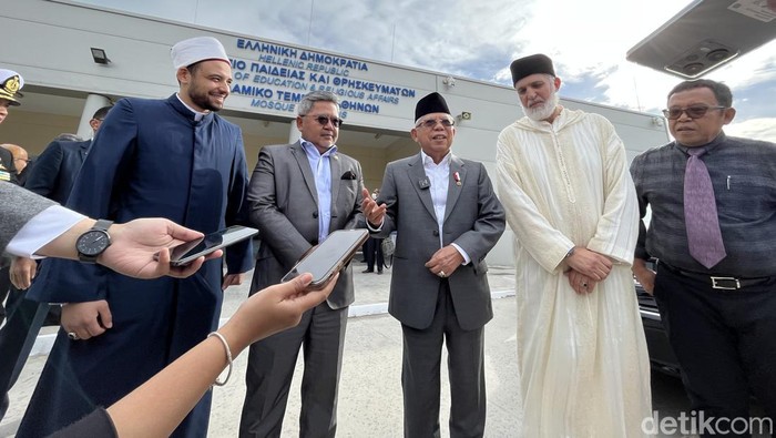 Wakil Presiden Maruf Amin usai menunaikan salat Jumat di Masjid Athena, Yunani. (Kanavino/detikcom)