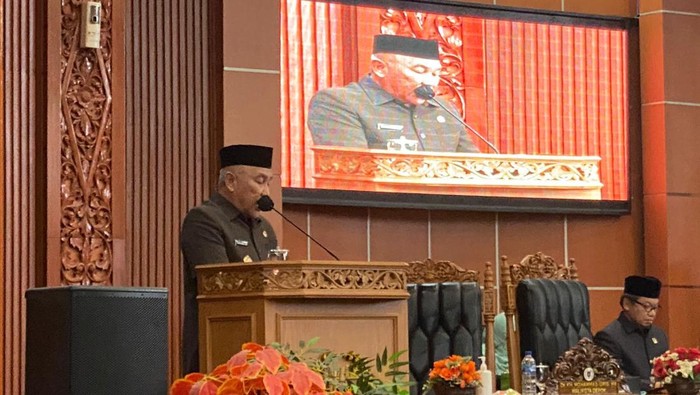 Wali Kota Depok M Idris saat rapat di DPRD Depok (Devi-detikcom)