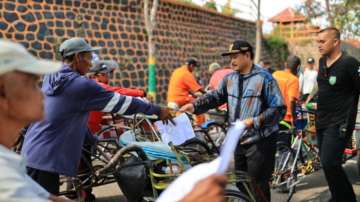 Wali Kota Madiun Maidi membagikan sembako dan uang atas rasa syukur gelar doktornya yang diraih