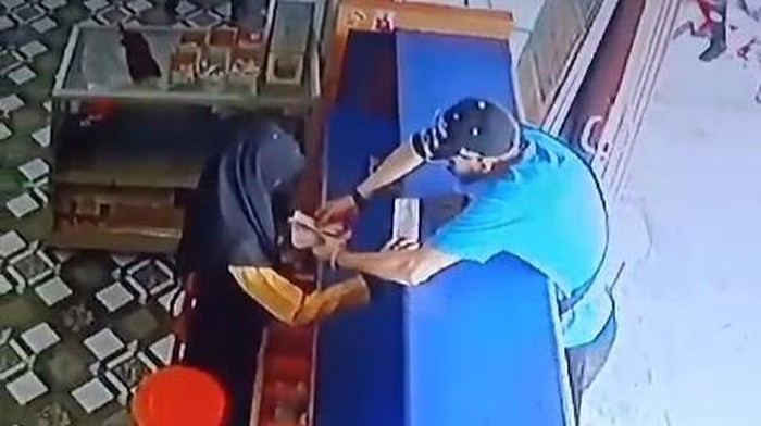 Wati saat melayani WNA menukar uang di Lampung Selatan.