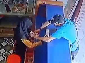 Aksi WNA Tipu Agen Bank di Lampung Terekam CCTV, Bawa Kabur Rp 2,1 Juta