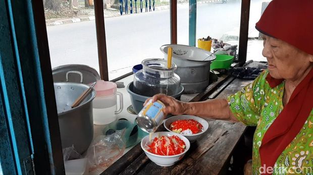 Yoyoh saat meracik es sekoteng legendaris di Subang