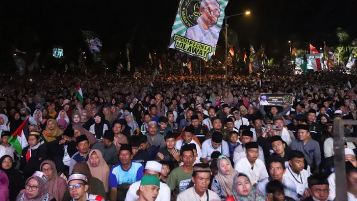 Zulhas-Gibran Hadiri Semarang Bersalawat yang Dipadati Puluhan Ribu Warga Zulhas-Gibran Hadiri Semarang Bersalawat yang Dipadati Puluhan Ribu Warga