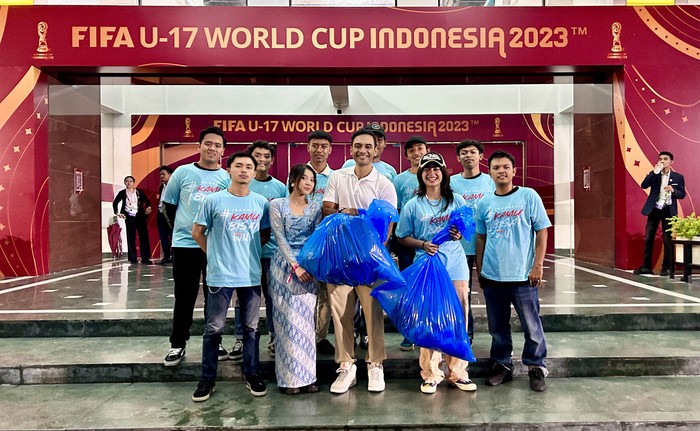 Sebagai produk seluler digital yang melayani anak muda, by.U juga ikut menularkan aksi sosial positif seperti bersih-bersih lapangan usai laga Bola Dunia.