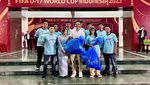 Aksi Bersih-bersih Lapangan di Laga Bola Dunia