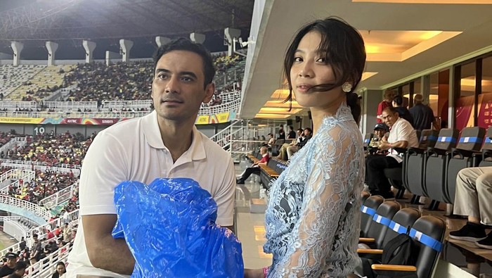 Sebagai produk seluler digital yang melayani anak muda, by.U juga ikut menularkan aksi sosial positif seperti bersih-bersih lapangan usai laga Bola Dunia.