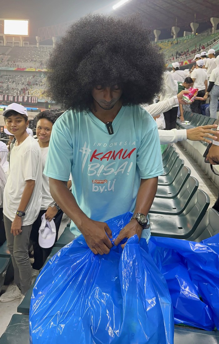 Aksi Bersih-bersih Lapangan di Laga Bola Dunia Sebagai produk seluler digital yang melayani anak muda, by.U juga ikut menularkan aksi sosial positif seperti bersih-bersih lapangan usai laga Bola Dunia.