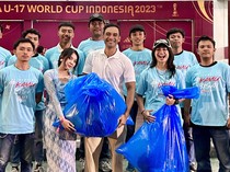 Aksi Bersih-bersih Lapangan di Laga Bola Dunia