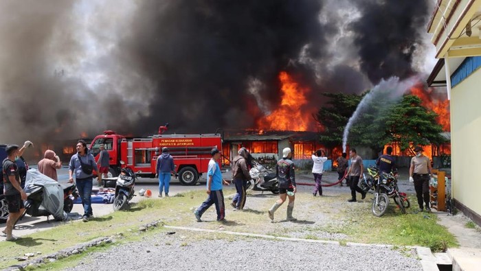 Sebanyak 23 rumah di asrama polisi Polres Jayawijaya, Papua Pegunungan hangus terbakar.