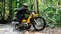 Konsumen setempat yang berminat membelinya cukup menyiapkan dana 6.988 ringgit atau sekira Rp 23,2 jutaan. Harga tersebut jauh lebih murah dibandingkan Honda CT125 milik Ariel Noah yang mencapai Rp 81,4 jutaan. Foto: Doc. Aveta