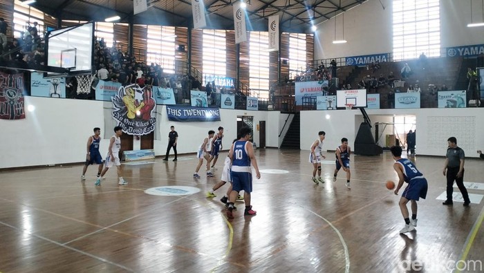 Babak semifina turnamen basket bertajuk School Competition Classy Yamaha Youth Festival di GOR Saparua Bandung.