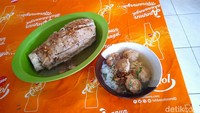 Tetapi baik Bakso Tulang Rusuk maupun bakso gepengnya memiliki rasa dan tekstur yang enak. Teksturnya garing dan lembut pada bagian dalamnya. Foto: detikcom