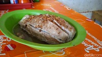 Sebelum direbus, Bakso Tulang Rusuknya akan diberi sayatan agar hangat sampai ke bagian dalam. Oh ya, banyak daging dan urat yang juga masih menempel pada tulang rusuknya lho! Foto: detikcom