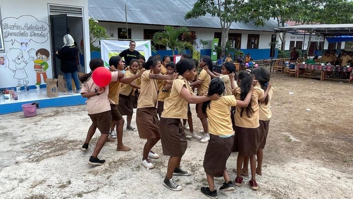 Salah satu bentuk kepedulian terhadap dunia pendidikan yakni dengan adanya penyediaan sarana dan prasarana perpustakaan di sekolah.