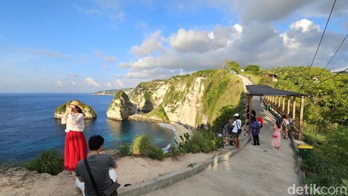 Berburu sunrise di Atuh Beach, Nusa Penida, Bali.