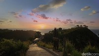 Pantai Atuh berada di tenggara Nusa Penida. Pantai ini menjadi spot terbaik untuk berburu sunrise atau matahari terbit. (Foto: Putu Krista/detikBali)