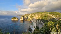 Satu lokasi dengan sejuta pemandangan. Mungkin itu ungkapan yang tepat untuk menyebut spot terbaik di Nusa Penida ini. (Foto: Putu Krista/detikBali)