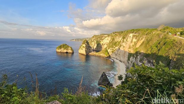 Berburu sunrise di Atuh Beach, Nusa Penida, Bali.