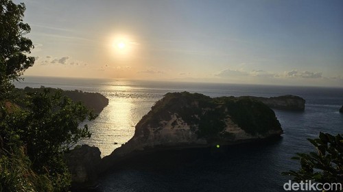 Berburu sunrise di Atuh Beach, Nusa Penida, Bali.