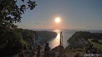 Pesona matahari terbit di pantai ini bak lukisan. Anda akan terkagum-kagum dengan pemandangan yang luar biasa cantik ini. (Foto: Putu Krista/detikBali)