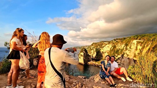 Berburu sunrise di Atuh Beach, Nusa Penida, Bali.