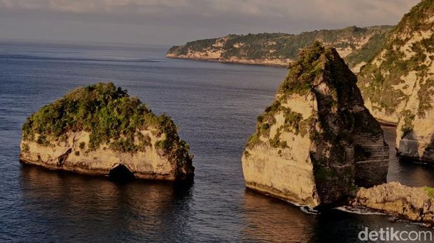 Berburu sunrise di Atuh Beach, Nusa Penida, Bali.