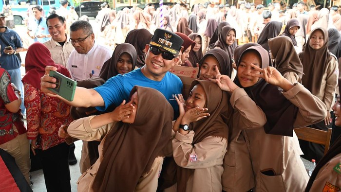 Bupati Kebumen Arif Sugiyanto selfie dengan siswa.