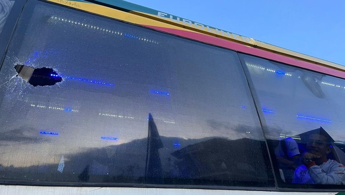 Bus Persiraja Banda Aceh dilempar di Jalan Tol usai laga melawan Sada Sumut FC. (Foto: Dok Persiraja Banda Aceh)