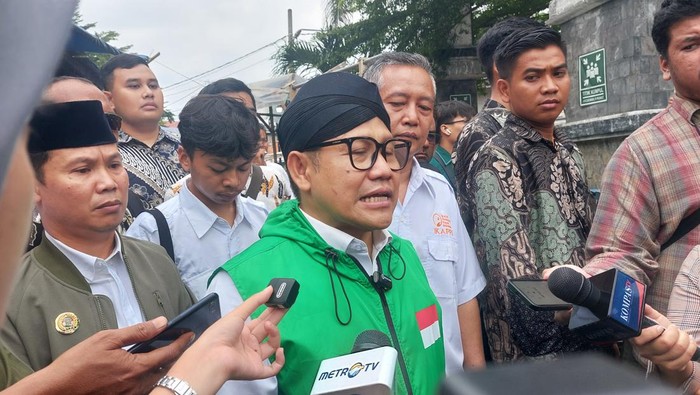 Calon Wakil Presiden (Cawapres) Muhaimin Iskandar atau Gus Imin menghadiri khitanan massal di Pasar Senen, Purwakarta, Jawa Barat, Sabtu (25/11/2023).