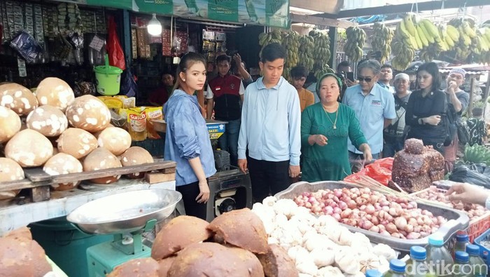 Cawapres nomor urut 2 Gibran Rakabuming Raka blusukan ke Pasar Terong, Makassar, Sulsel.