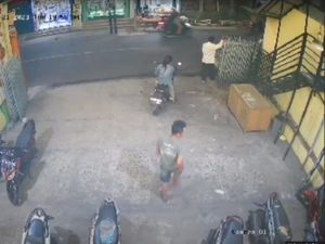 Terekam CCTV Pasutri di Jaktim Gagal Curi Motor Gegara Kunci T Patah