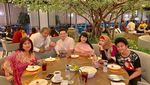 Romantis! Momen Chikita Meidy Makan Malam Bersama Suami