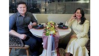 Saat ulang tahun, Chikita pun mendapat kejutan kue ulang tahun. Bahkan ia diajak untuk makan malam romantis oleh sang suami. Foto: Instagram @chikitameidy