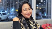 Terakhir, ada momen Chikita saat ngopi di kafe. Gayanya saat nongkrong di kafe ini membuat netizen salah fokus. Foto: Instagram @chikitameidy
