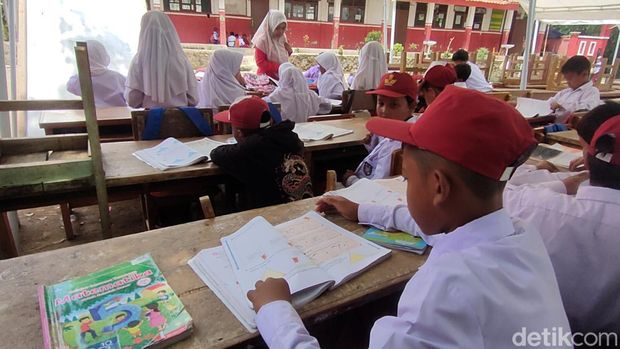 Dede Masnenah saat mengajar siswanya di Cianjur.