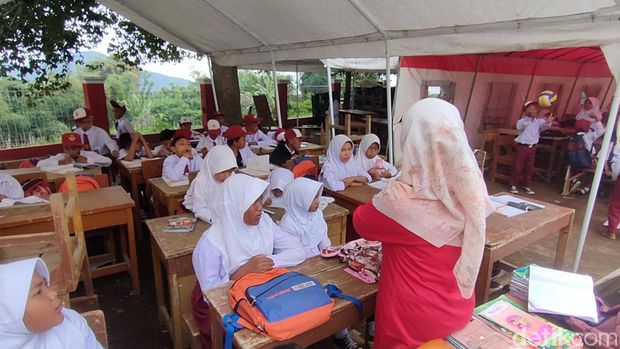 Dede Masnenah saat mengajar siswanya di Cianjur.