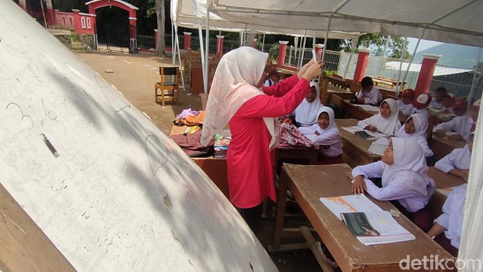 Dede Masnenah saat mengajar siswanya di Cianjur.