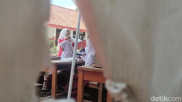 Dede Masnenah saat mengajar siswanya di Cianjur.