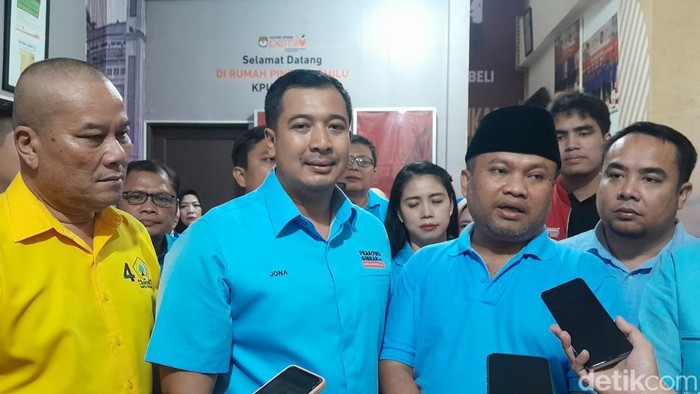 Eks Jubir Bobby, Sugiat Santoso (berpeci) saat mendaftarkan TKD Prabowo-Gibran di Sumut ke KPU Sumut (Nizar Aldi/detikSumut)