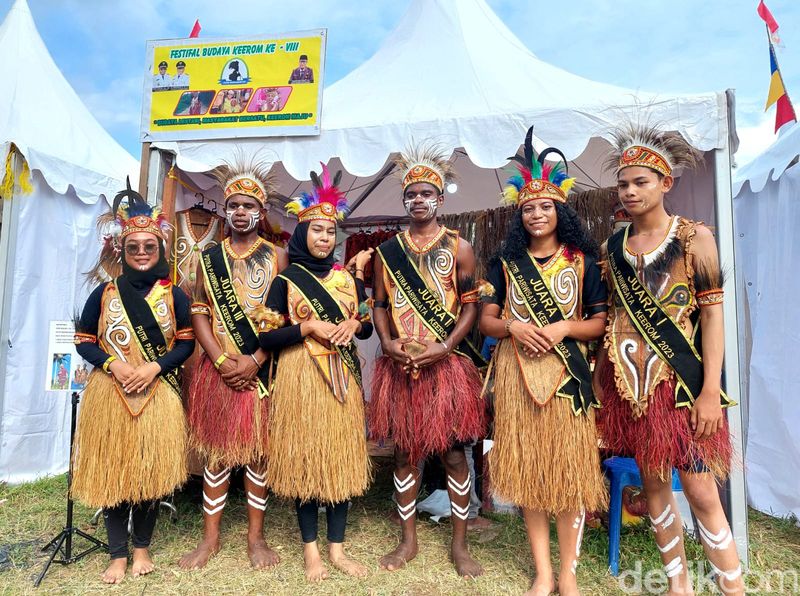 Putra dan Putri Pariwisata Keerom di booth penyewaan baju adat