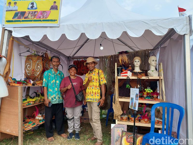 Booth penyewaan baju adat Keerom