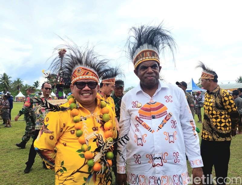 Direktur Musik, Film dan Animasi Kemenparekraf Mohammad Amin Abdullah dan Bupati Keerom Piter Gusbager