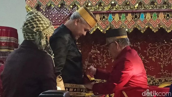 Ganjar Pranowo diberikan Keris Sapukala saat berkunjung ke Istana Kedatuan Luwu di Palopo.