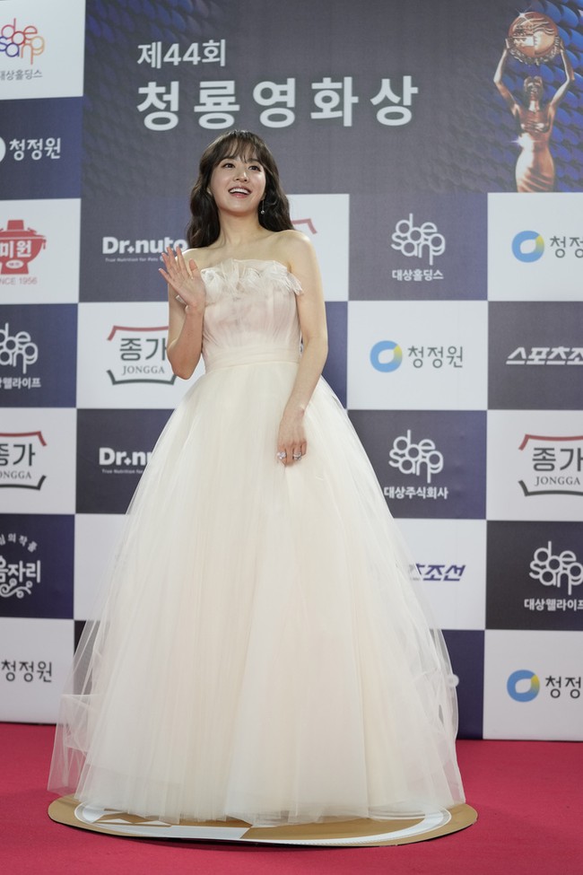 Park Bo Young memberikan nuansa fairytail dalam penampilannya dengan mengenakan layered ballgown berbahan tulle. Gaun warna dusty pink ini dipercantik detail ruffle di bagian dada. Foto: AP/Lee Jin-man